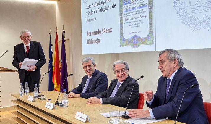 El ingeniero soriano, a la izquierda de pie, en el homenaje. 
