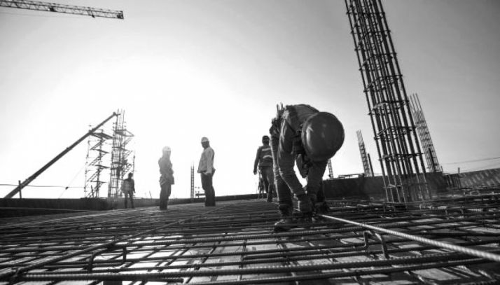 Un empleado de la construcción en una obra. 