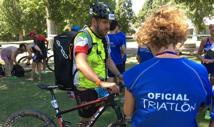 Un oficial durante un Campeonato de España. FCYL Triatlón