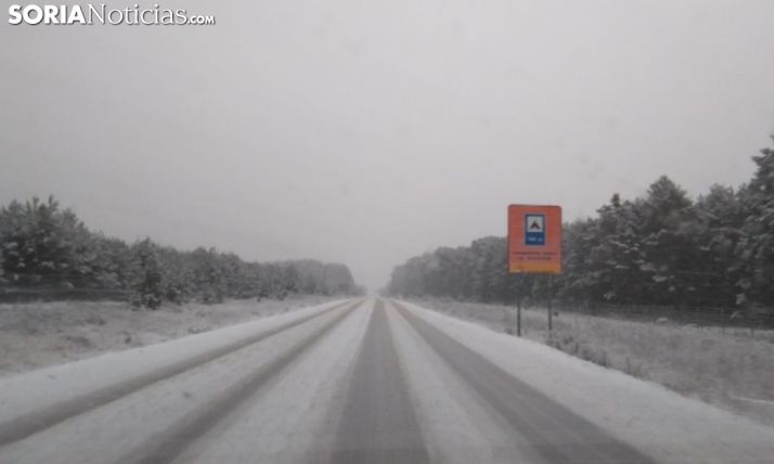 Precaución en la carretera, nieva con fuerza en Soria