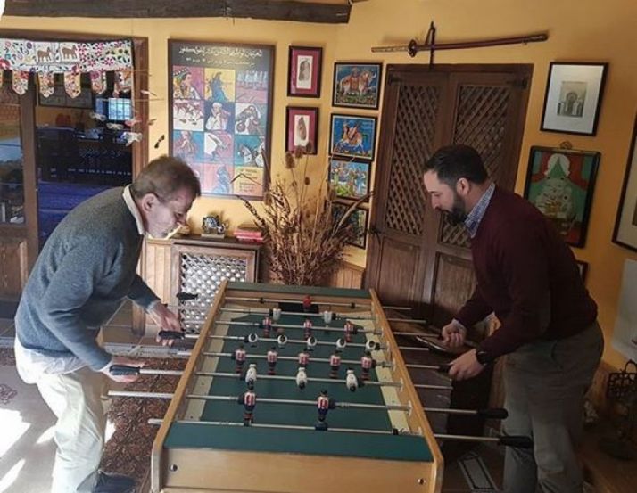 Abascal y Dragó en una desequilibrada partida de futbolin. 