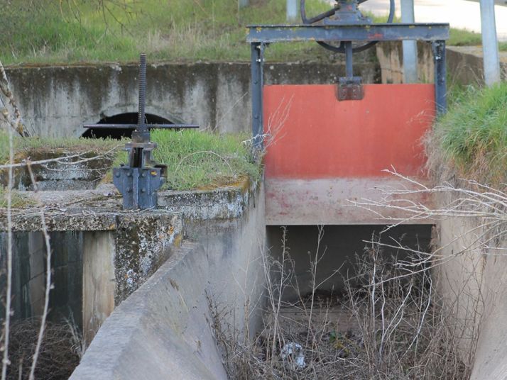 Canal seco y abandonado junto al azud de Buitrago.