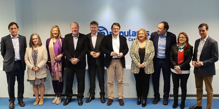 Mañueco (ctro.) junto a De Gregorio, en la foto de familia con los candidatos a las capitales de provincia. 