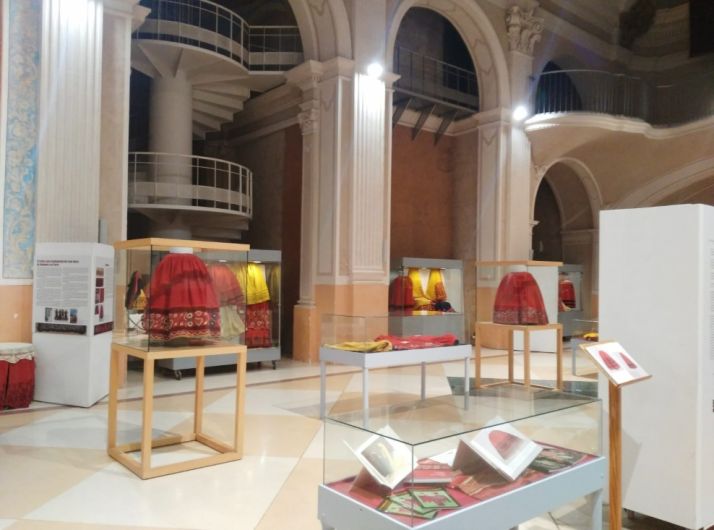 La Diputación cede piezas del Museo del Traje al Museo de Requena para la muestra ‘De cintura para abajo. El refajo en la indumentaria tradicional’