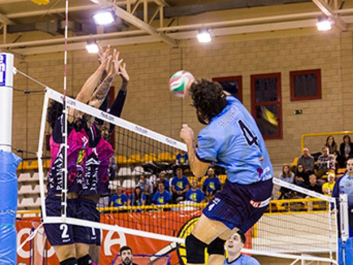 Sevillano atacando en el Pabellón Los Pajaritos. José Luis Almazán