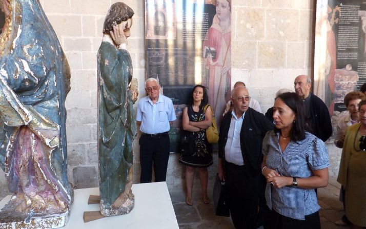 Paquita Diestro (dcha.), explicando el proceso de restauración de una de las piezas. /DOS