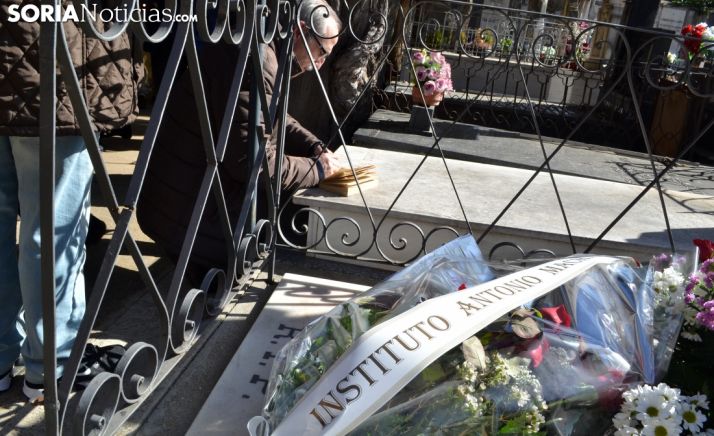 Una imagen del homenaje de este viernes en el cementerio del Espino. /SN