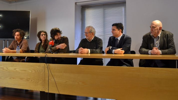 De izquierda a derecha, el actor Xoel Fernández, la responsable de decorados, Isis de Coura, el autor Tagore González, Jesús Bárez, Juan Zapatero y César Millán. /SN