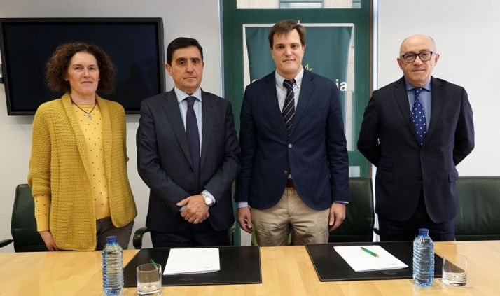 Responsables de ambas partes tras la rúbrica del acuerdo. /CRS