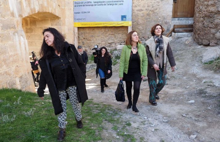 Reyes Oliva (izda.), Virgina Barcones e Isabel Oliver en el interior del castillo este martes. /SdG