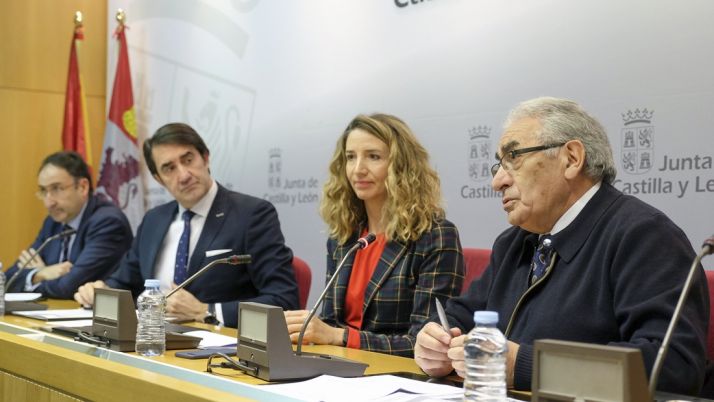 Los firmantes el protocolo tras la rúbrica del acuerdo. /Jta.