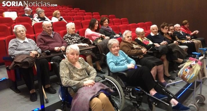 Los veteranos espectadores, antes del pase de la película. /SN