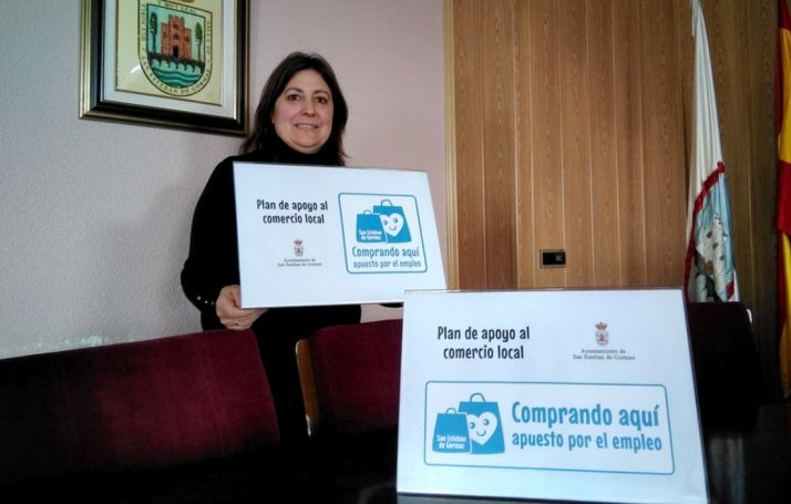 La regidora sanestebeña, con los nuevos carteles. 