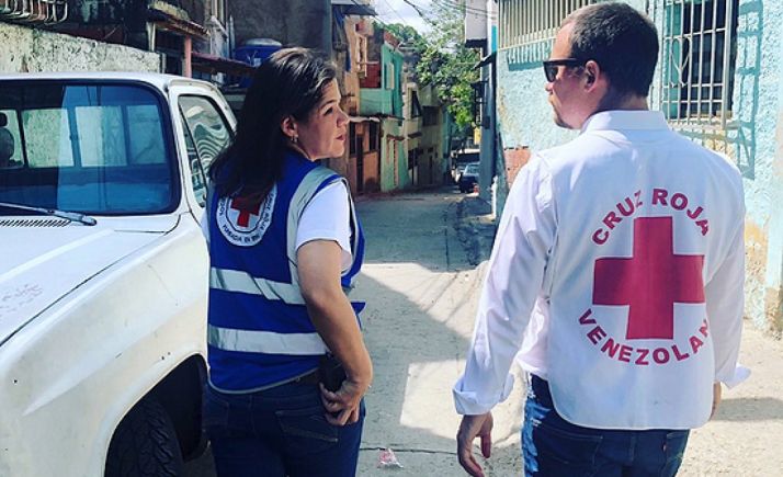 Dos voluntarios de la Cruz Roja Venezolana. 