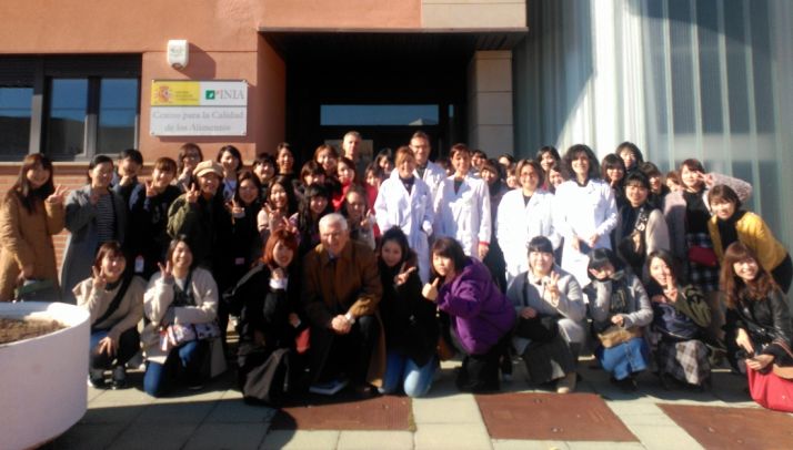 El grupo, en la entrada de las instalaciones del INIA. /SdG