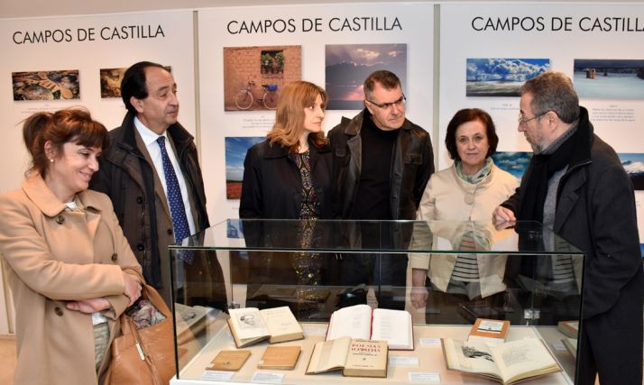 El autor, junto a la directora general (izda.) en la Biblioteca. /Jta.