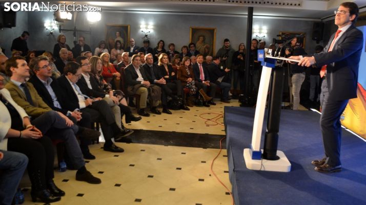 Mañueco dirigiéndose a simpatizantes y afiliados del PP este miércoles en presencia de Pablo Casado. /SN