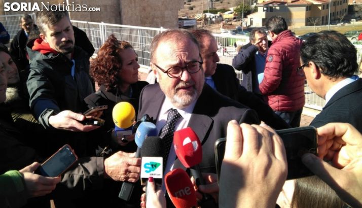 Fernando Rey atiende a los medios en el colegio de Golmayo. /SN