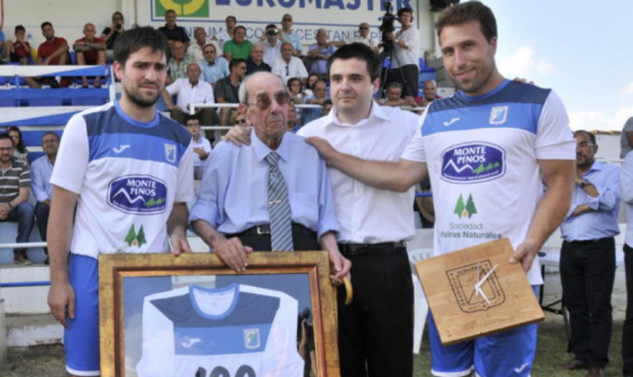 Homenaje al fundador de la SD Almazán en el 50º aniversario del club. /Tw