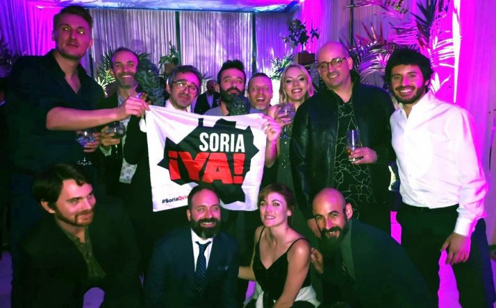 Alberto del Campo, enarbolando la bandera de la Soria Ya tras recibir el premio. /SoriaYa