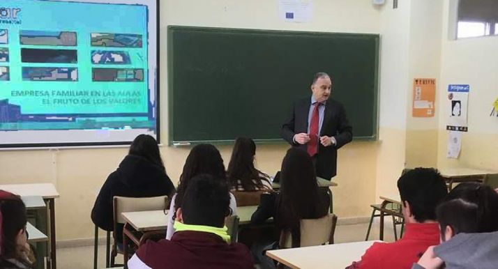 Medrano, durante su alocución con los estudiantes. 