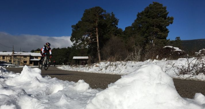 Enara Oronoz y Pello Osoro reinan en una blanca Vinuesa