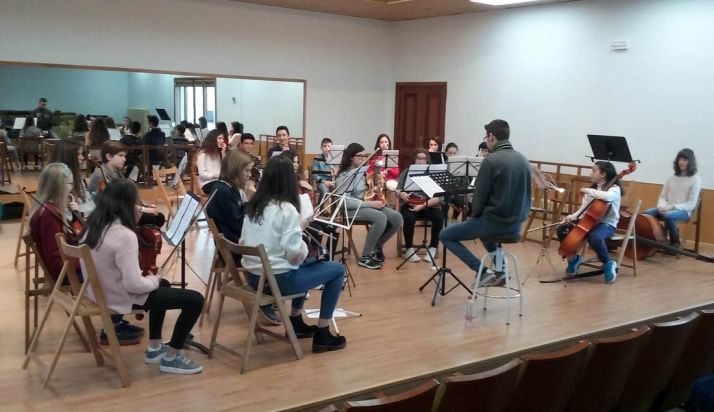 Jóvenes intérpretes sorianos durante un ensayo.