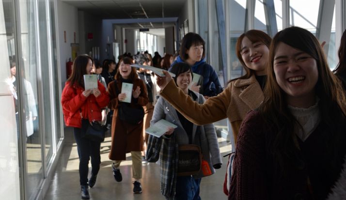 Las estudiantes, en su recorrido por las instalaciones. 