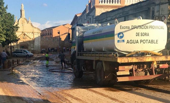 Una cisterna de la Diputación tras la riada en la localidad. 