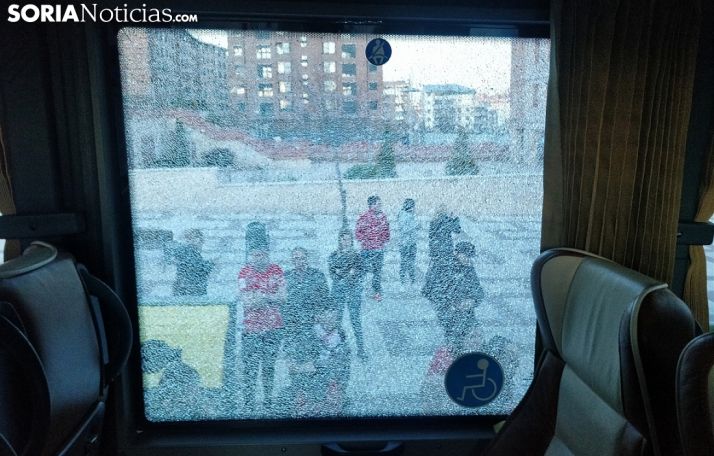 La luna fracturada de uno de los autobuses en los que viajaban aficionados pamploneses. /SN