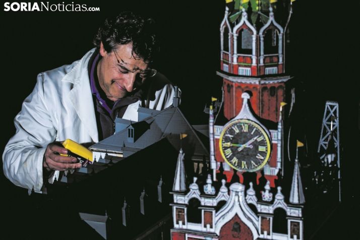 Mario Rodríguez ha cambiado las maquetas profesionales por las que ayuda a realizar a sus alumnos. Carmen de Vicente.