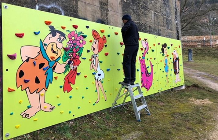 El rocódromo infantil en el puente de piedra. /Ayto.