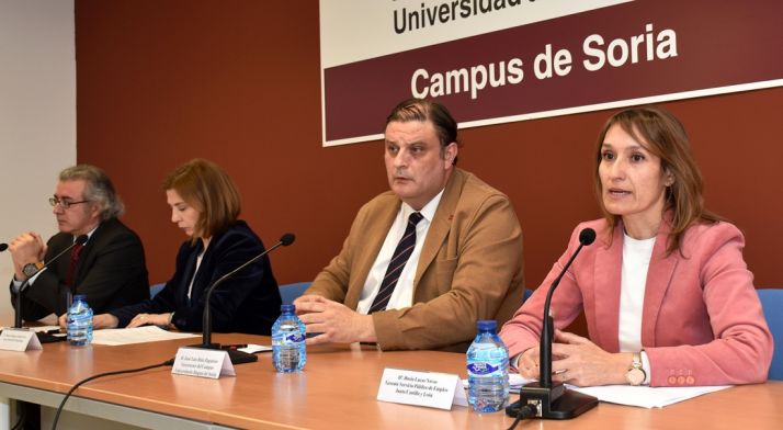Rocío Lucas (dcha.), junto al vicerrector del Campus, José Luis Ruiz. /Jta.