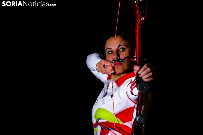 Raquel Frías, arquera de Rejas de San Esteban, realizando una demostración con su arco desnudo. David Almajano