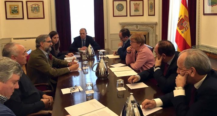 Imagen de la entrega del informe a la comisionada para el Reto Demográfico, Isaura Leal. 