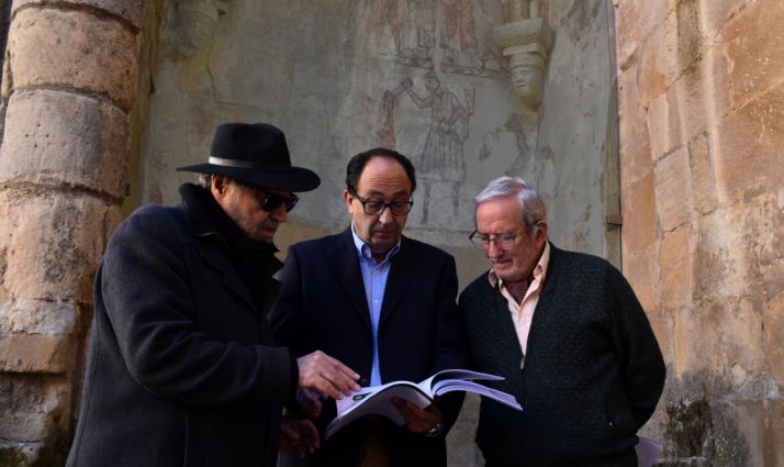 Carlos de la Casa (izda.), Manuel López  y Jesús Bárez en la entrega oficial de la obra restaurada. /Jta.