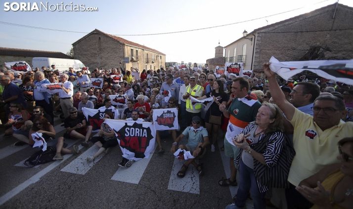 Imagen de la concentración de la plataforma en Villaciervos el pasado agosto. /SN