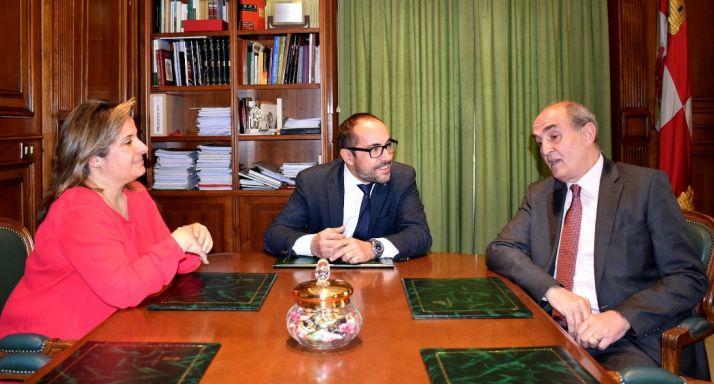 Tomás Quintana (dcha.), con Luis Rey y Esther Pérez en el Palacio Provincial. /Dip.