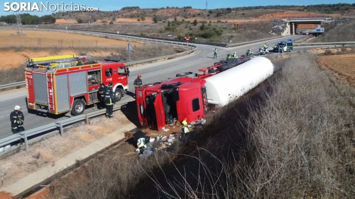 Herido el conductor de un camión tras volcar en la N-122