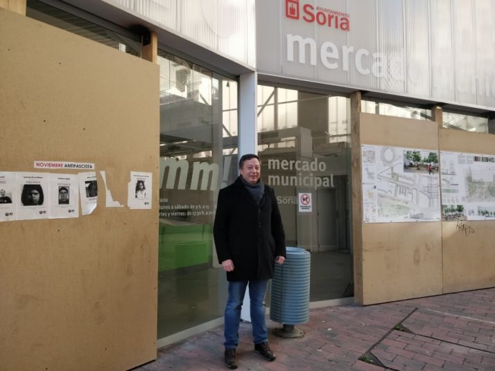 Saínz pone el abandono del mercado provisional como símbolo de la falta de trabajo y planificación del Ayuntamiento 