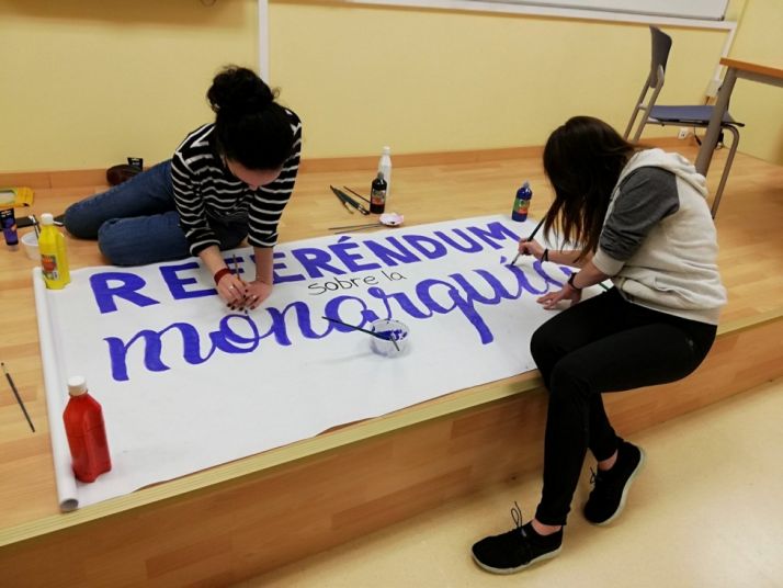 Imágenes de la preparación del referéndum similar celebrado en la UVa. @UsReferendum