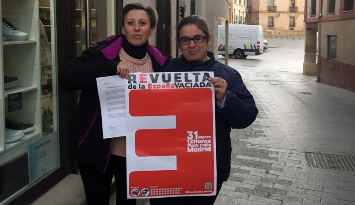 Presidentas de ambas asociaciones con el cartel de la convocatoria y el manifiesto conjunto. 