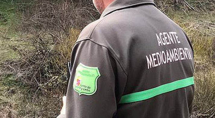 Uniforme de un agente medioambiental. /apamcyl