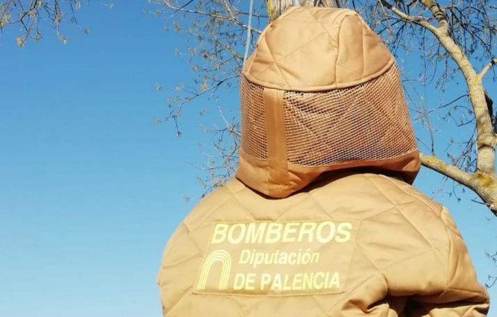 Un bombero palentino con uno de los trajes especiales adquiridos por la Diputación de esta provincia. /DP