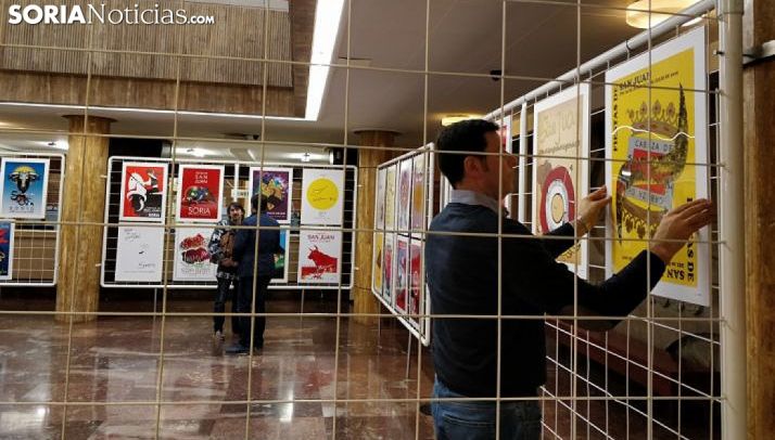 Un empleado municipal coloca uno de los carteles esta mañana de jueves en interior del ayuntamiento. /SN