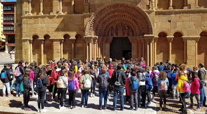 Una imagen del encuentro en la portada de Santo Domingo. /DOS