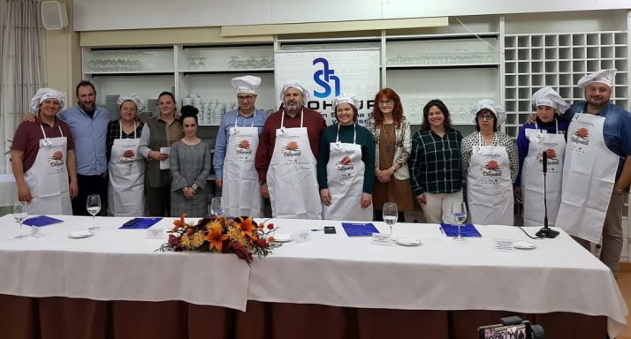 El ganador, en el centro, junto a Domínguez y Rivas. /ASOHTUR