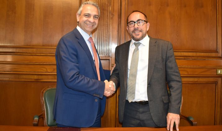 Israel (izda.) y Rey tras la rúbrica del acuerdo. 