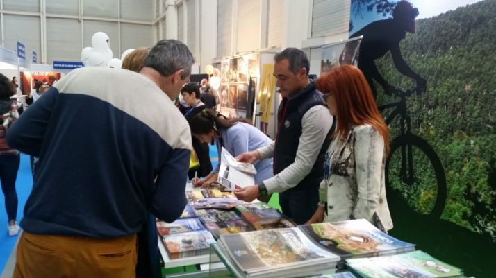 El diputado Martín Navas y la concejala de Comercio de la capital, Ana Calvo este sábado. /Ayto Soria