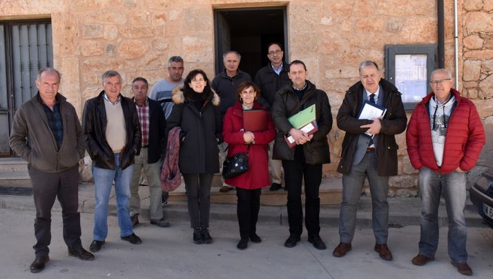 Miembros de la comisión de la parcelaria de la localidad este lunes.  